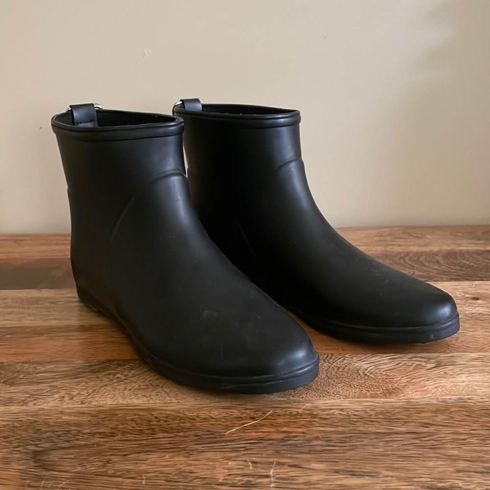 Alice + Whittles Minimalist Black Ankle Rain Boot US9
